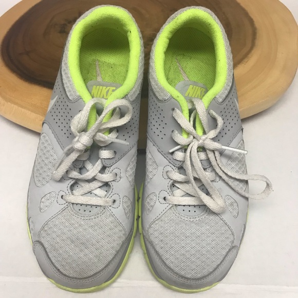 Nike Neon Lightweight Running Athletic Sneakers - Picture 3 of 8